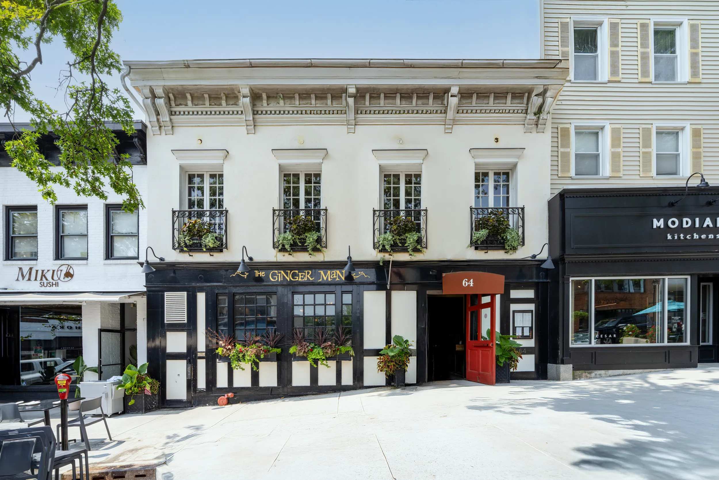 The Ginger Man restaurant in elegant Greenwich Avenue brownstone setting with sophisticated bistro ambiance